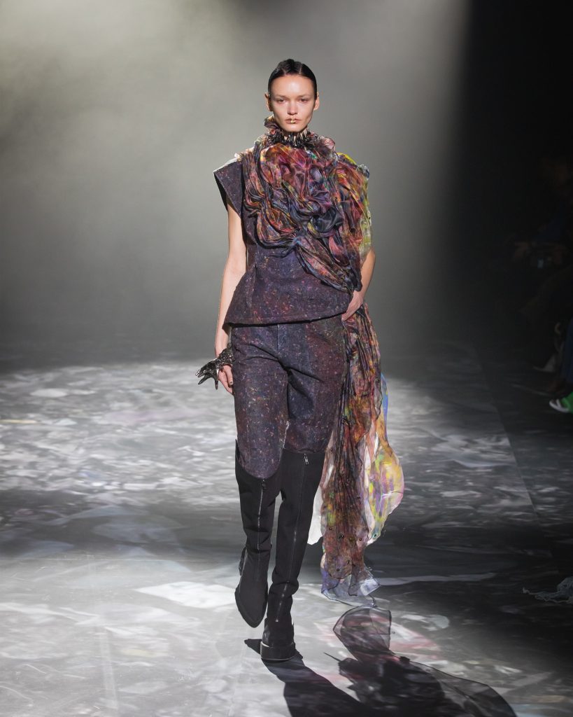 Epson et le designer Yuima Nakazato dévoilent les contours d’un avenir plus écoresponsable pour la mode.